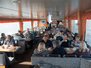 Ausflügler bei Kaffe und Kuchen Ausflügler bei Kaffe und Kuchen