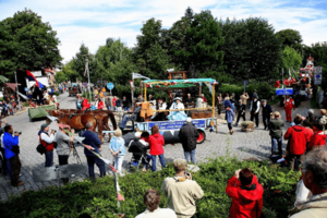 Einbiegen auf die Große Straße (heute E. Thälmann Str.) Einbiegen auf die Große Straße (heute E. Thälmann Str.)